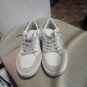 Low-Top White and Light Gray Women’s Sneakers with Green Heel Accent